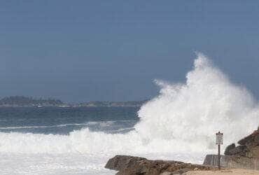 Rio de Janeiro (RJ), 03/04/2023 - Ressaca na orla de Ipanema e Leblon, zona sul da cidade. Foto: Tânia Rêgo/Agência Brasil