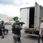 Rio de Janeiro - A Força Nacional faz operação contra o roubo de cargas na Avenida Brasil, em conjunto com militares, polícias estaduais e Rodoviária Federal, nas rodovias do estado (Tomaz Silva/Agência Brasil)