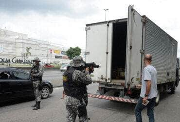 Rio de Janeiro - A Força Nacional faz operação contra o roubo de cargas na Avenida Brasil, em conjunto com militares, polícias estaduais e Rodoviária Federal, nas rodovias do estado (Tomaz Silva/Agência Brasil)