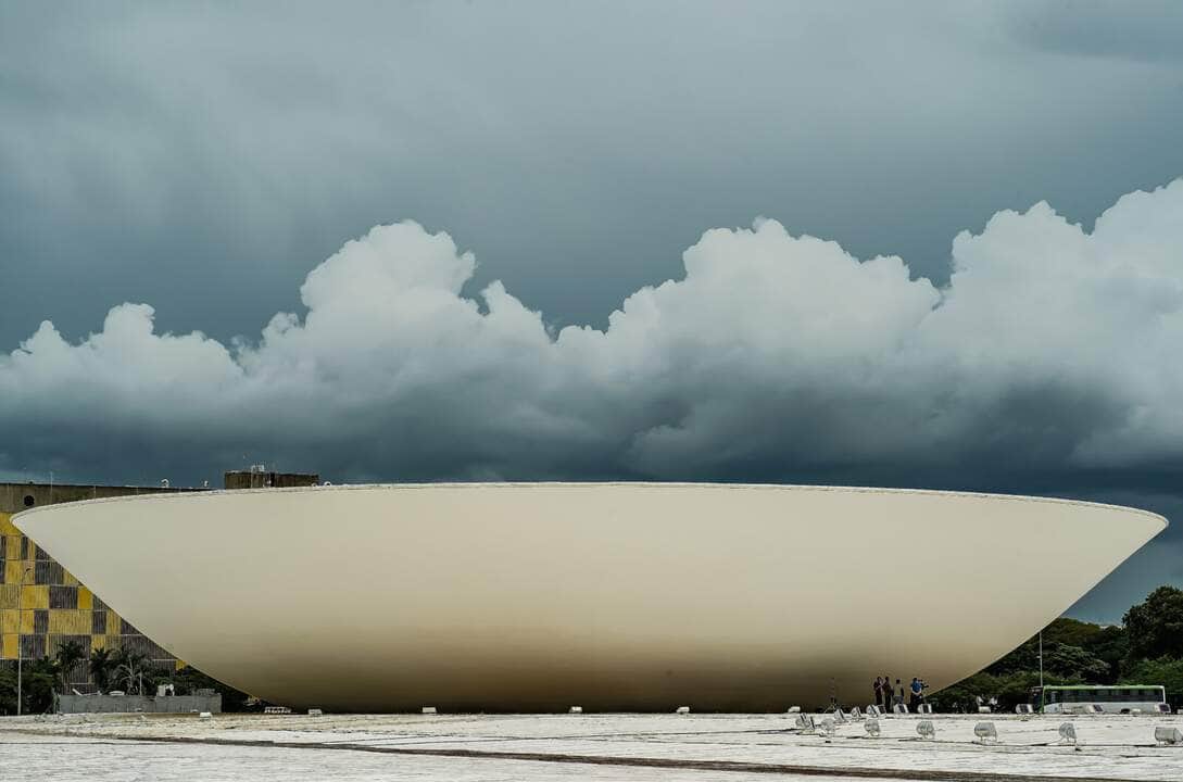 Brasília-DF, 01/02/2024, Cúpula da Câmara dos Deputados no Conresso Nacional, com núvens, tempo fechado passando por cima. Foto: Rafa Neddermeyer/Agência Brasil