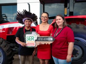 Primeira-dama Virginia Mendes fez a indicação de entrega de trator aos indígenas Suruí              Crédito - Jana Pessôa/Unaf