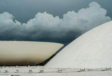 Brasília-DF, 01/02/2024, Cúpula da Câmara dos Deputados e do Senado Federal, no Conresso Nacional, com núvens, tempo fechado ao fundo. Foto: Rafa Neddermeyer/Agência Brasil