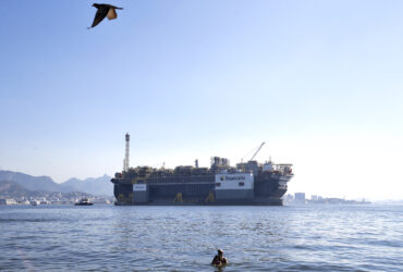 A Petrobras anunciou a chegada da plataforma de petróleo, P-67, ancorada na Baía de Guanabara, destinada ao Sistema de Produção do Campo de Lula, no pré-sal da Bacia de Santos. Por: Tânia Rêgo/Agência Brasil