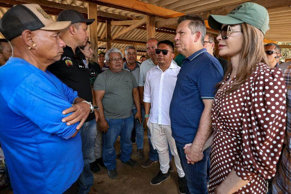 Primeira-dama de MT Virginia Mendes, governador Mauro Mendes e Cacique Justino na Aldeia Santa Clara              Crédito - Jana Pessoa/Unaf