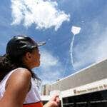 Brasília - Alunos do Sesc soltam pipas com trechos de livros e poesias, no espaço entre a Biblioteca Nacional e o Museu Nacional de Brasília (Marcelo Camargo/Agência Brasil)