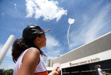 Brasília - Alunos do Sesc soltam pipas com trechos de livros e poesias, no espaço entre a Biblioteca Nacional e o Museu Nacional de Brasília (Marcelo Camargo/Agência Brasil)