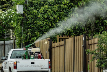 Brasília (DF), 08/02/2024, Carro do Fumacê contra a Dengue passa pela QL 26 do Lago Sul nessa quinta-feira. Foto: Rafa Neddermeyer/Agência Brasil
