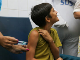 Brasília, DF 09/02/2024 A ministra da Saúde, Nísia Trindade, acompanha o início da vacinação contra dengue no Distrito Federal, na UBS1 do Cruzeiro. Foto: Fabio Rodrigues-Pozzebom/ Agência Brasil