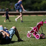 Dia dos pais, criança brincando com o pai no parque Por: Arquivo Agência Brasil