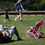 Dia dos pais, criança brincando com o pai no parque Por: Arquivo Agência Brasil