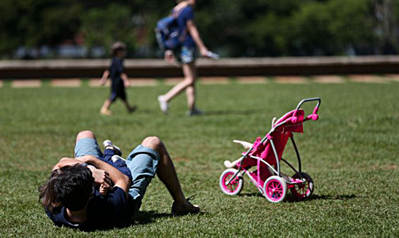 Dia dos pais, criança brincando com o pai no parque Por: Arquivo Agência Brasil