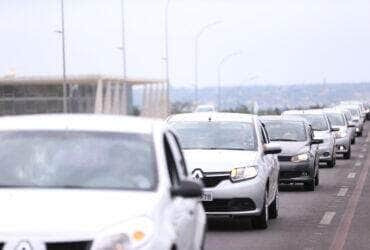 Brasília - Motoristas de aplicativos de todo o Brasil fazem buzinaço em frente ao Congresso Nacional em protesto contra projeto de lei que regulamenta aplicativos de transporte privado, como Uber e Cabify (Marcelo Camargo/Agência Brasil)