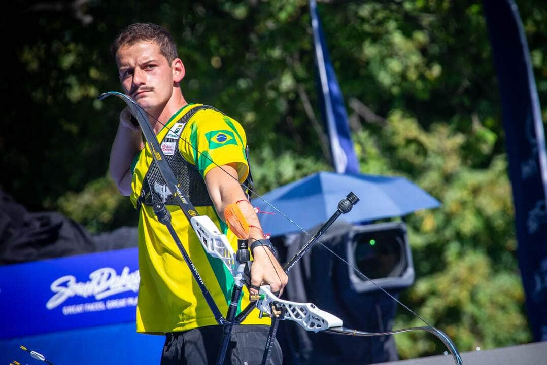 Atleta fluminense de 26 anos lidera ranking mundial e venceu a Copa do Mundo da modalidade no ano passado. Neste domingo (4), ele foi vice do Circuito Indoor, nos EUA. Foto: Dean Alberga/ DutchTarget/World Archery/Divulgação