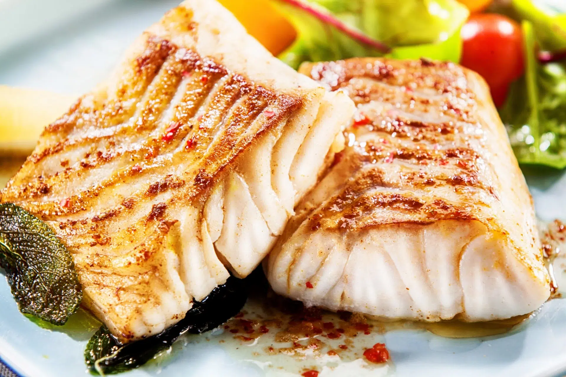 Alimentos ricos em ômega 3 incluem peixes gordurosos (como salmão, atum e sardinha), sementes de linhaça, chia e nozes.