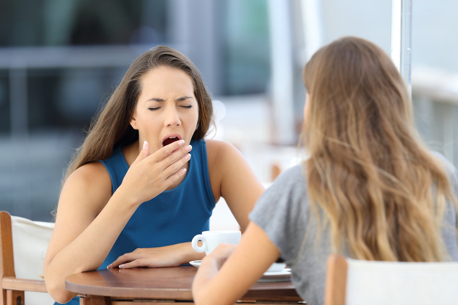 Amigo entediado tendo uma conversa ao ar livre - Fotos do Canva