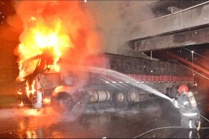 Carreta carregada de milho de pipoca pega fogo e tem cabine totalmente destruida em Rondonopolis