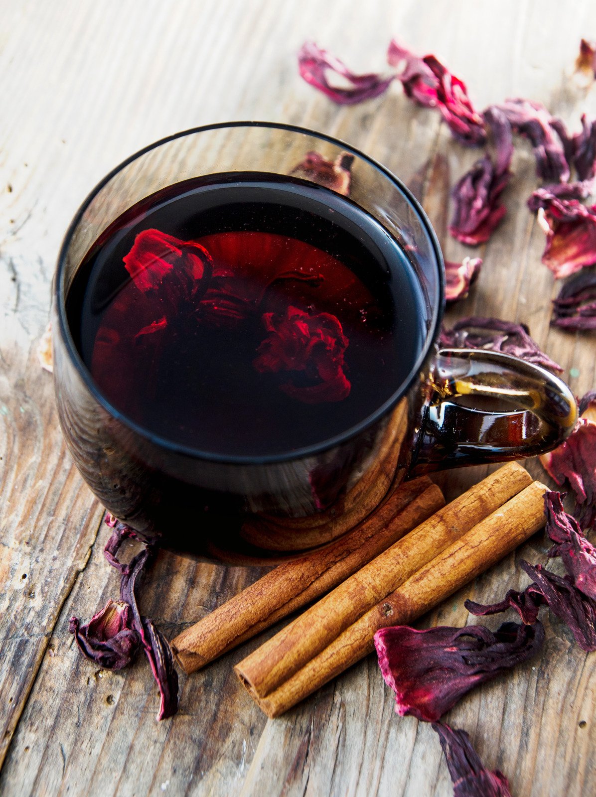 Chá de hibisco e canela na mesa de madeira - Fotos do Canva