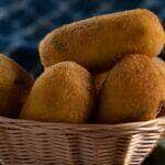 Como fazer bolinho de mandioca
