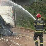 Corpo de Bombeiros combate incêndio em carreta