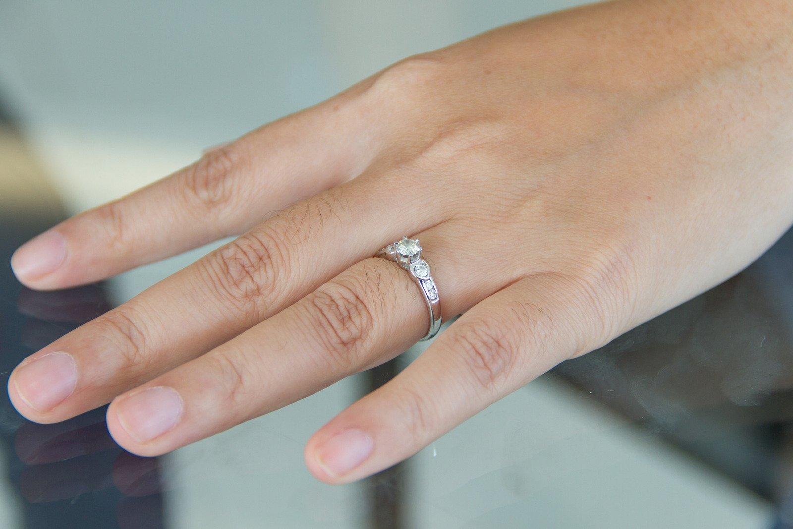 Diamond ring on female finger - Fotos do Canva