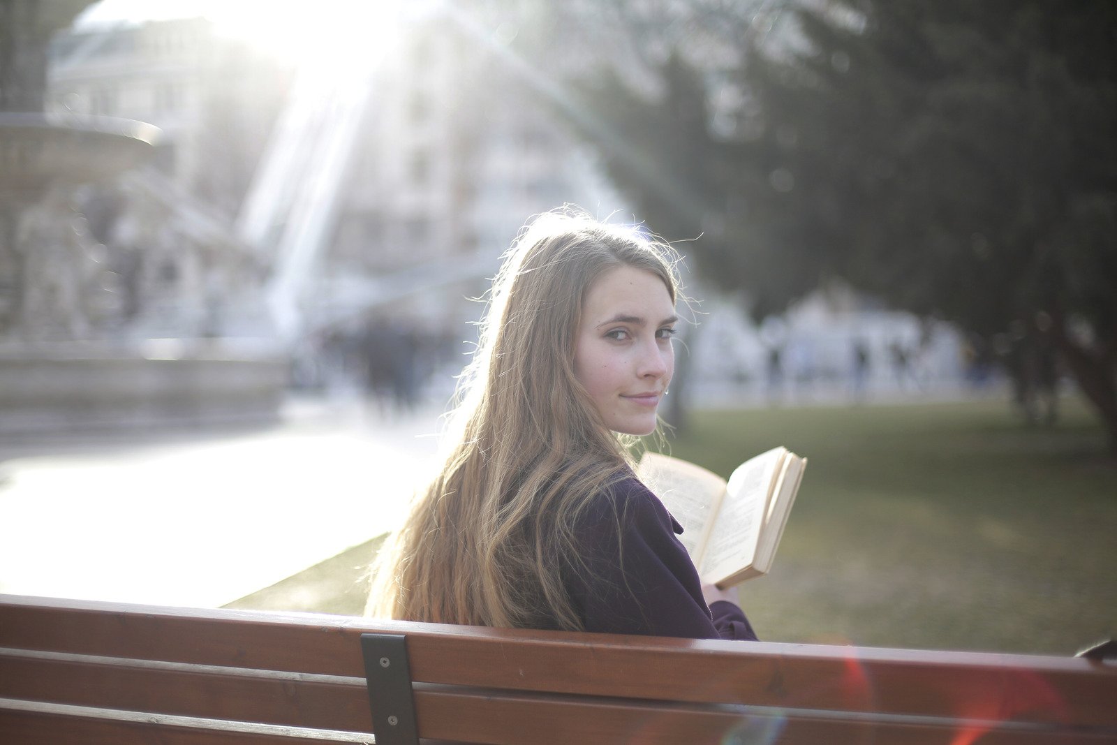 Livro de leitura tranquilo da mulher no parque - Fotos do Canva