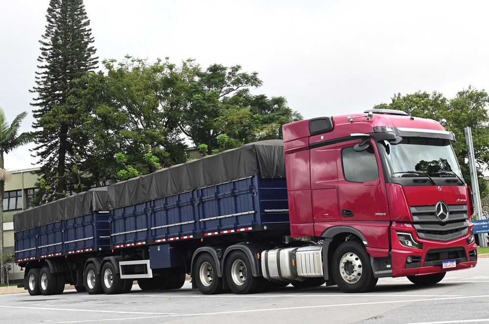 Lugar de mulher e.no Actros 2653 6x4 com 530 cavalos de potencia Divulgacao 3