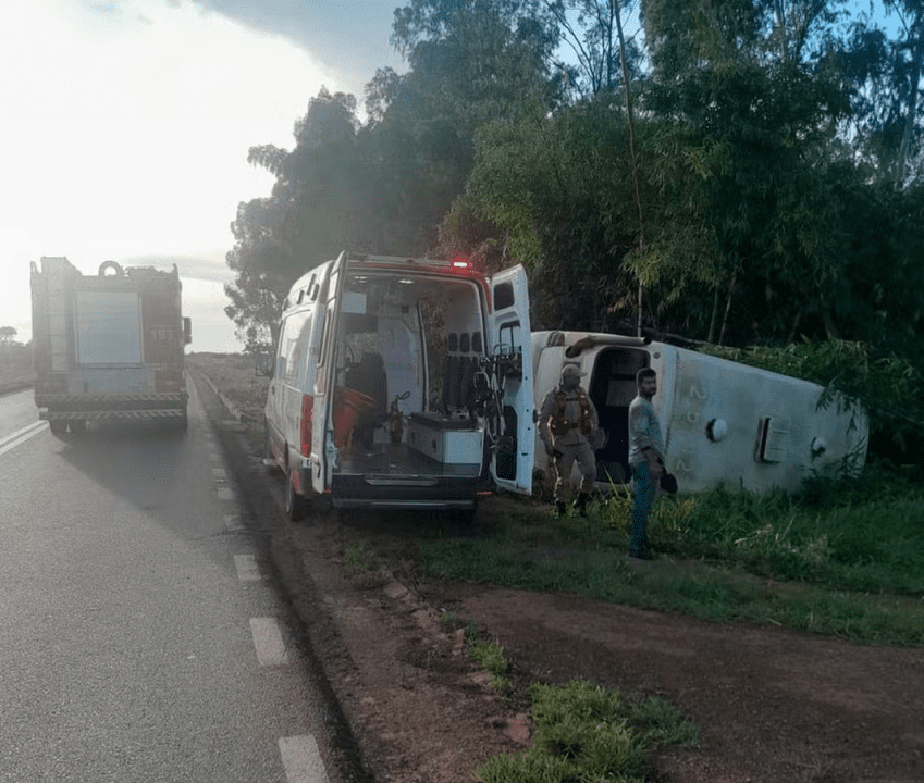 Micro-ônibus escolar tomba na BR-070 e deixa 9 feridos, incluindo 8 crianças