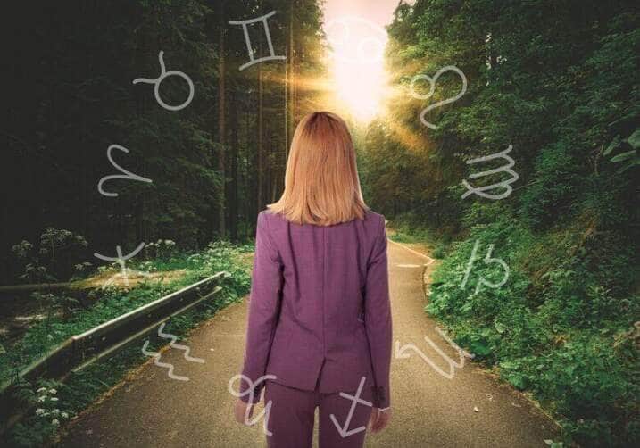 MULHER - OLHANDO O CAMINHO