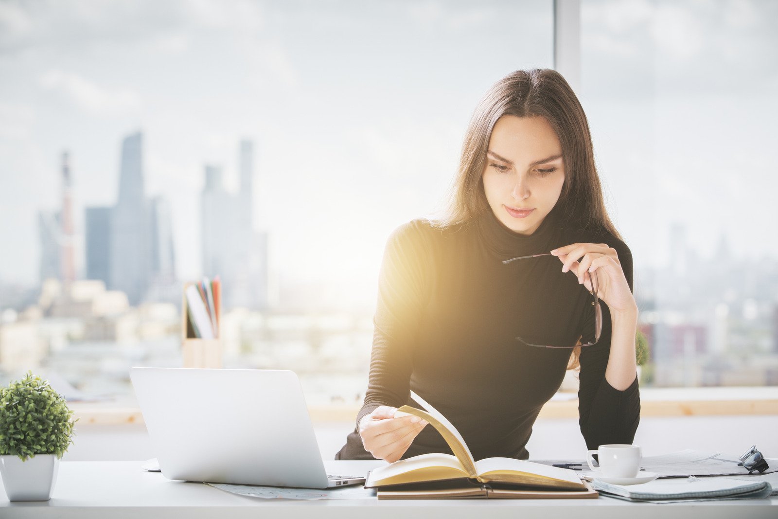 Mulher analisando suas oportunidades - Fotos do Canva