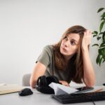 Mulher em trabalho remoto e problema de home office - Fotos do Canva