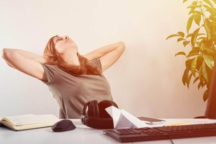 Alerta Queda de Produtividade: Gêmeos, Virgem, Aquário e Touro enfrentam desafios na quarta-feira 2 Mulher procrastina em home office - Fotos do Canva
