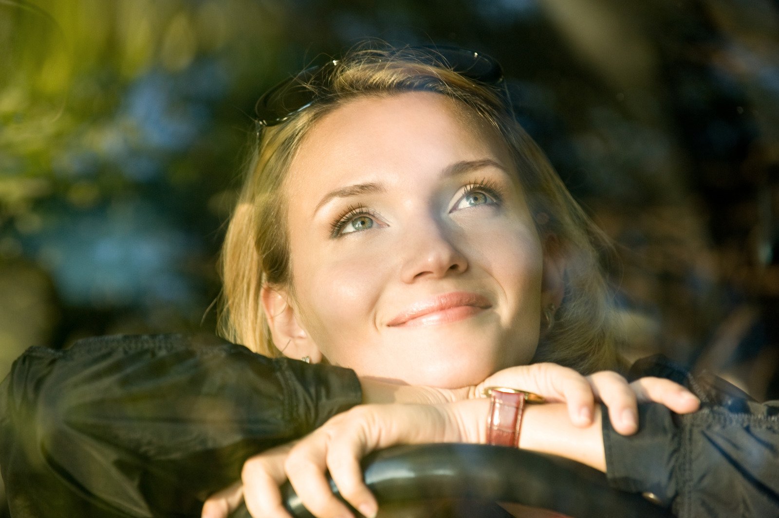 Mulher sonha no carro novo - Fotos do Canva