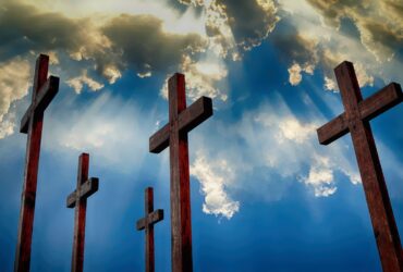 Semana santa - Cruzes sob um céu nublado - Fotos do Canva