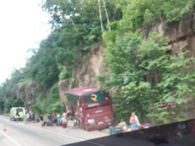 Colisão entre carreta e ônibus na Serra de São Vicente deixa sete feridos
