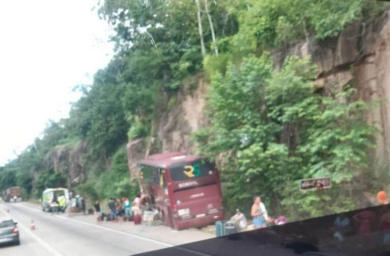 Colisão entre carreta e ônibus na Serra de São Vicente deixa sete feridos