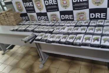 Operação Erga Omnes: Polícia Civil apreende 100 tabletes de cocaína em carreta bitrem