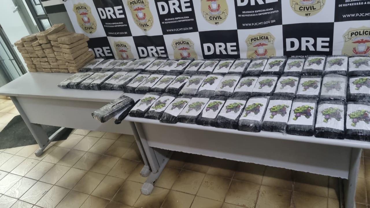 Operação Erga Omnes: Polícia Civil apreende 100 tabletes de cocaína em carreta bitrem