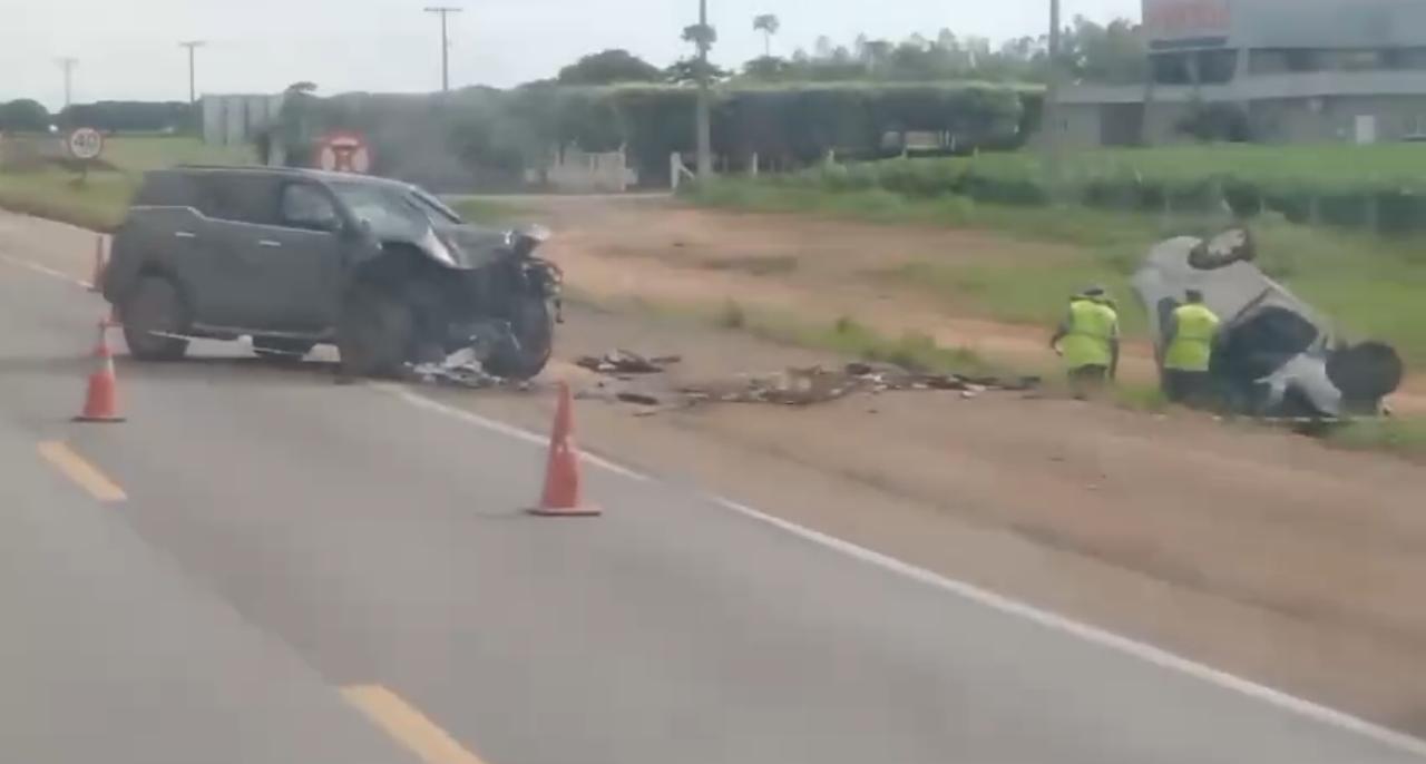 Colisão frontal entre carro e caminhonete na BR-163 deixa três feridos em Lucas do Rio Verde