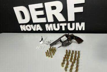 Dupla é presa em flagrante com arma e drogas após investigação de homicídio em Nova Mutum