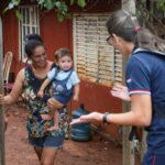 Acompanhamento domiciliar promove desenvolvimento da primeira infância em comunidades brasileiras e paraguaias -