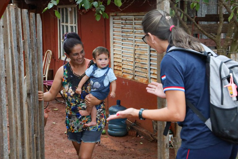 Acompanhamento domiciliar promove desenvolvimento da primeira infância em comunidades brasileiras e paraguaias -