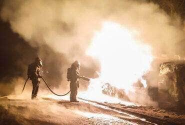 Bairro Goiânia, BH, divisa c/Sabará, próximo ao Anel Rodoviário. Caminhão tanque tomba, explode e o #fogo se alastra pelo combustível que escorreu pela via. Foto: Bombeiros MG/Divulgação