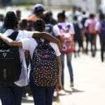 Alunos saindo de escola na Estrutural, no Distrito Federal Por: Marcelo Camargo/Agência Brasil