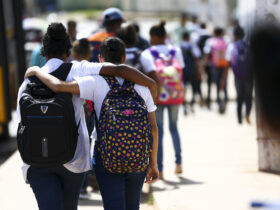 Alunos saindo de escola na Estrutural, no Distrito Federal Por: Marcelo Camargo/Agência Brasil