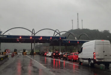 Trecho da BR 040 interditado devido às fortes chuvas em Petrópolis. Foto: PRF/RJ