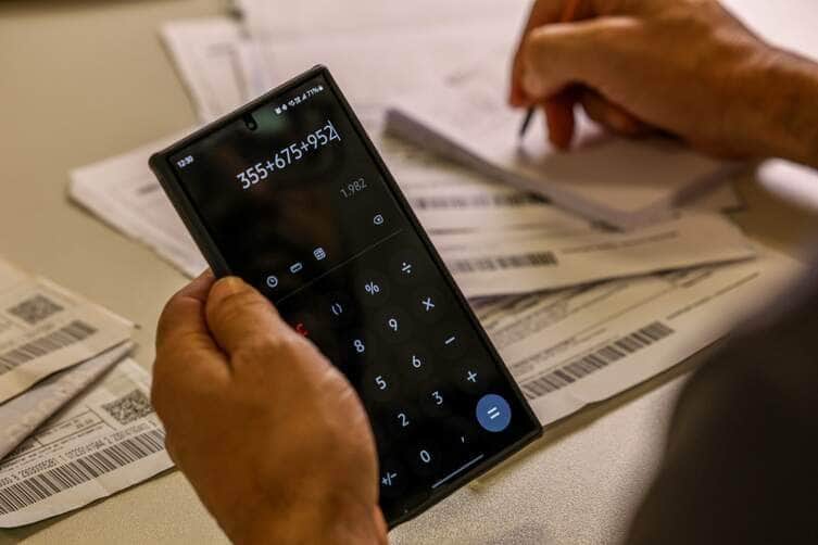 Brasília (DF) 15/03/2024 – A partir de hoje (15) de março, parte da liquidação interbancária da cobrança do documento será feita no mesmo dia do pagamento A novidade é mais um projeto de modernização feito pelo setor bancário na modalidade de boletos, que englobará 136 bancos e será mandatória. Com a mudança, se o cliente pagar o boleto até *às 13h30, o cobrador poderá receber o dinheiro no mesmo dia, dependendo do contrato que ele tenha com a sua instituição financeira. Se o pagamento for feito após *às 13h30, a liquidação ocorrerá no dia seguinte. Foto: Joédson Alves/Agência Brasil