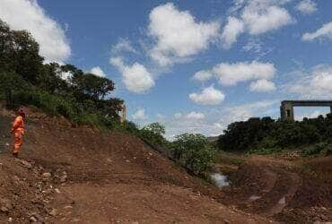 Brumadinho (MG), 23/01/2024 -Pontilhão por onde passavam os trens que carregavão o minério, no local onde funcionava a mina Córrego do Feijão da Vale do Rio Doce. Foto: Tânia Rêgo/Agência Brasil