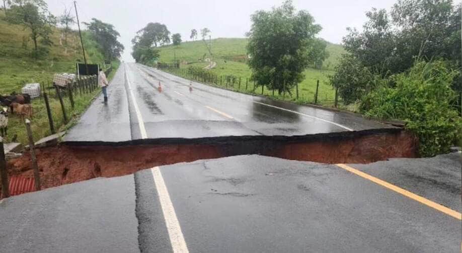 Espirito Santo-ES 23-03-2024 Carros foram arrastados e mais de 100 ficam desabrigados após chuvas no ES. Foto reprodução de vídeo. Por: Reprodução de vídeo TVE/ES.