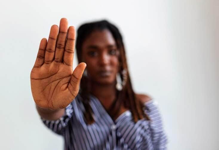 Violência contra a mulher, criança e adolescente. Violência doméstica. Foto: Freepick