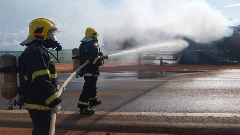 Incêndio mobiliza equipe de bombeiros e interdita rodovia por cerca de 30 minutos
